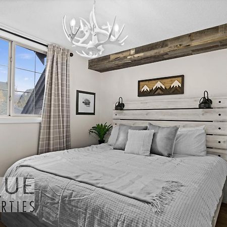 Mystic Mountain Chalet, Heated Outdoor Pool & Hot Tub, Free Parking, Fast Wifi! Canmore Exterior photo