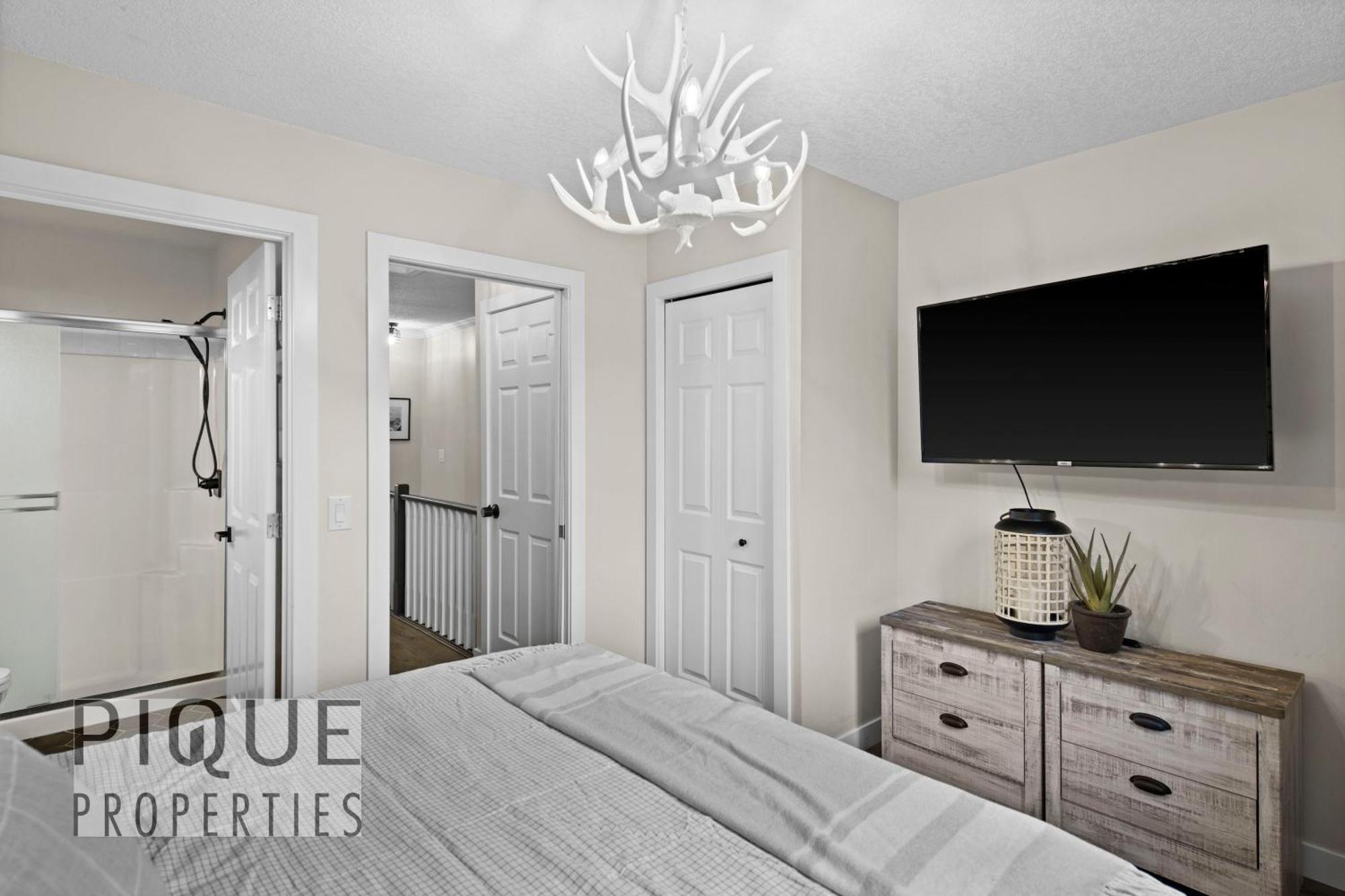 Mystic Mountain Chalet, Heated Outdoor Pool & Hot Tub, Free Parking, Fast Wifi! Canmore Exterior photo
