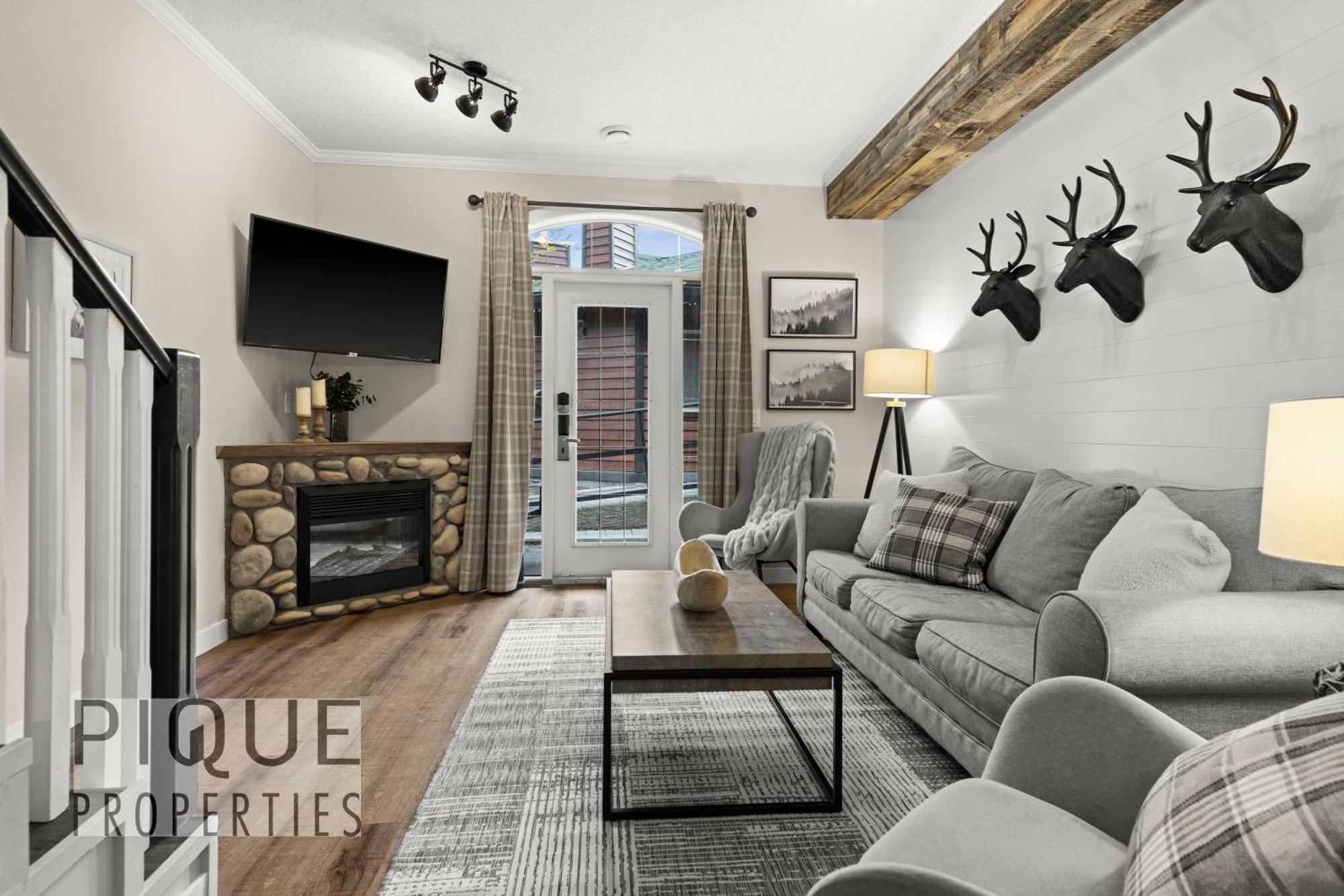 Mystic Mountain Chalet, Heated Outdoor Pool & Hot Tub, Free Parking, Fast Wifi! Canmore Exterior photo