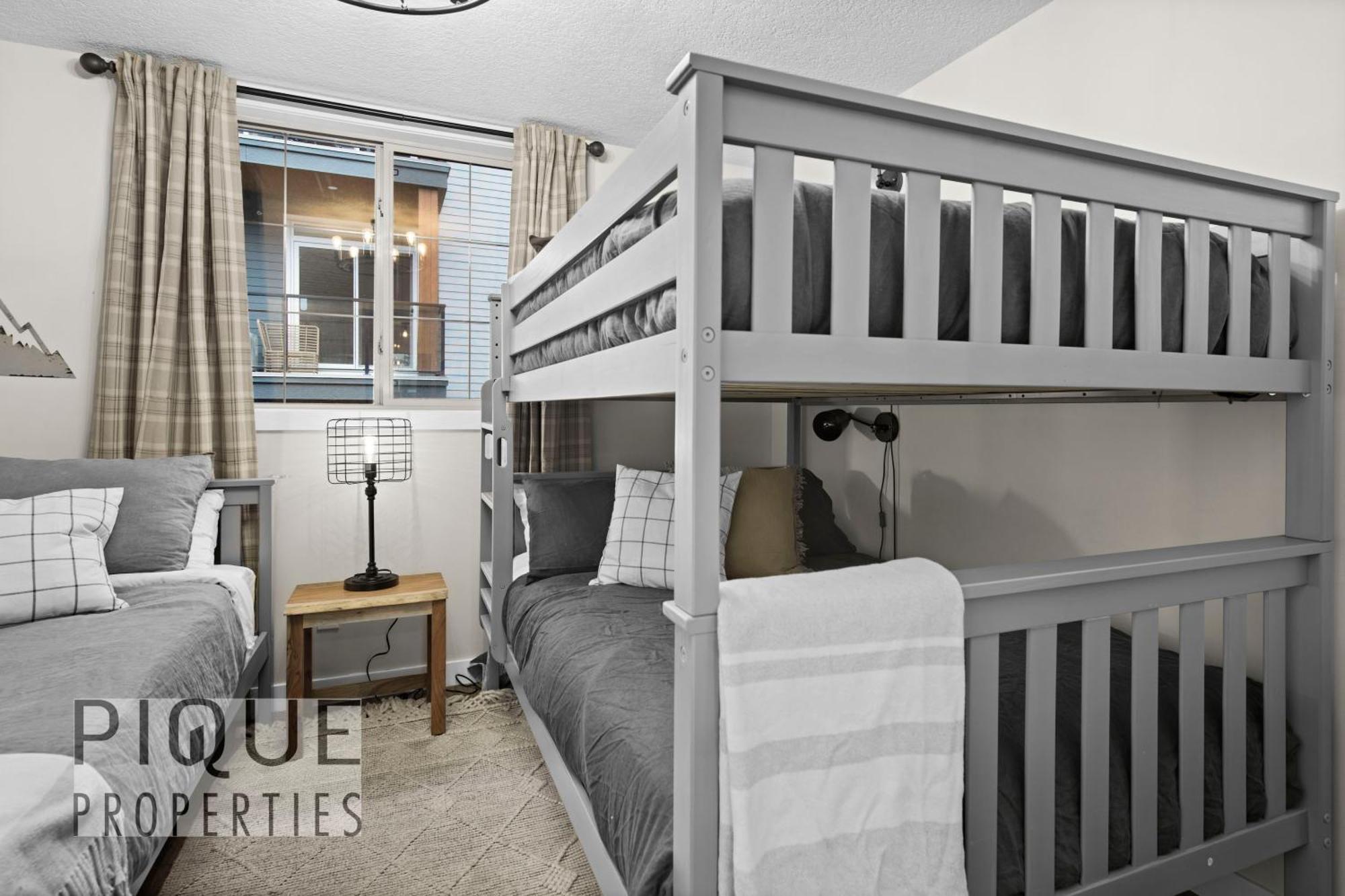 Mystic Mountain Chalet, Heated Outdoor Pool & Hot Tub, Free Parking, Fast Wifi! Canmore Exterior photo