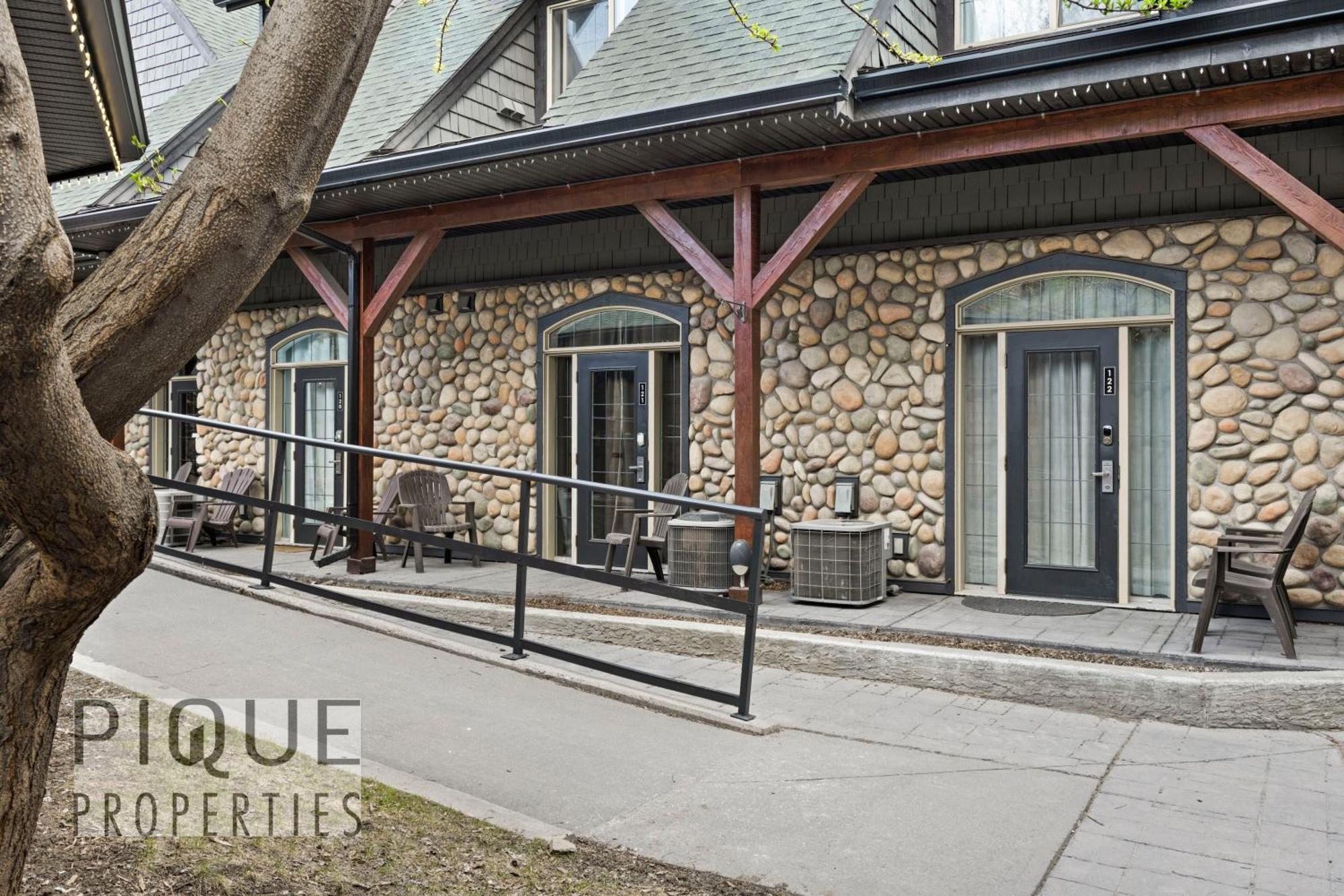 Mystic Mountain Chalet, Heated Outdoor Pool & Hot Tub, Free Parking, Fast Wifi! Canmore Exterior photo