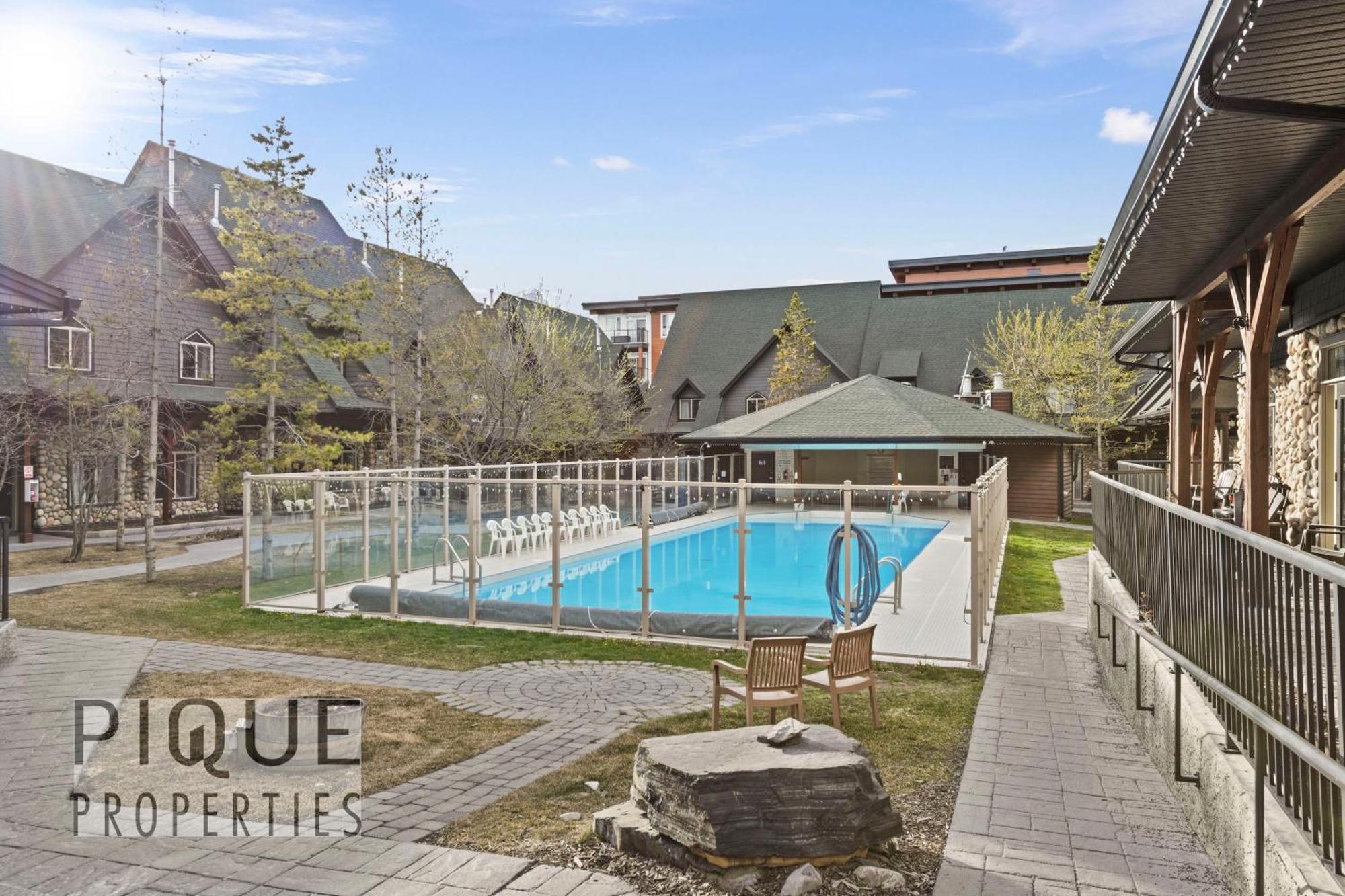 Mystic Mountain Chalet, Heated Outdoor Pool & Hot Tub, Free Parking, Fast Wifi! Canmore Exterior photo