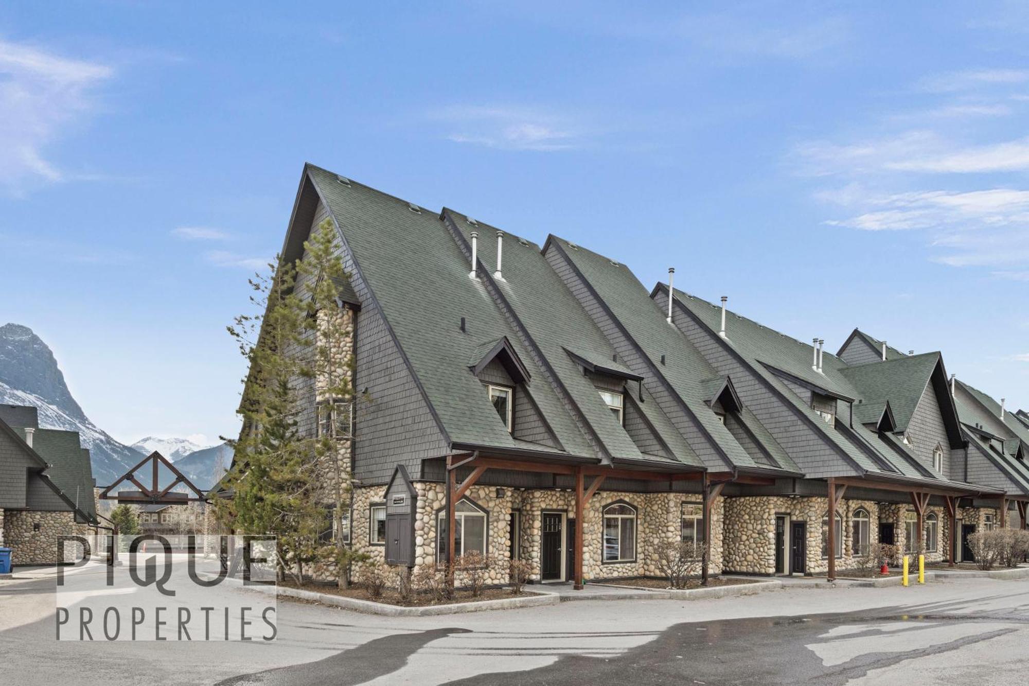 Mystic Mountain Chalet, Heated Outdoor Pool & Hot Tub, Free Parking, Fast Wifi! Canmore Exterior photo