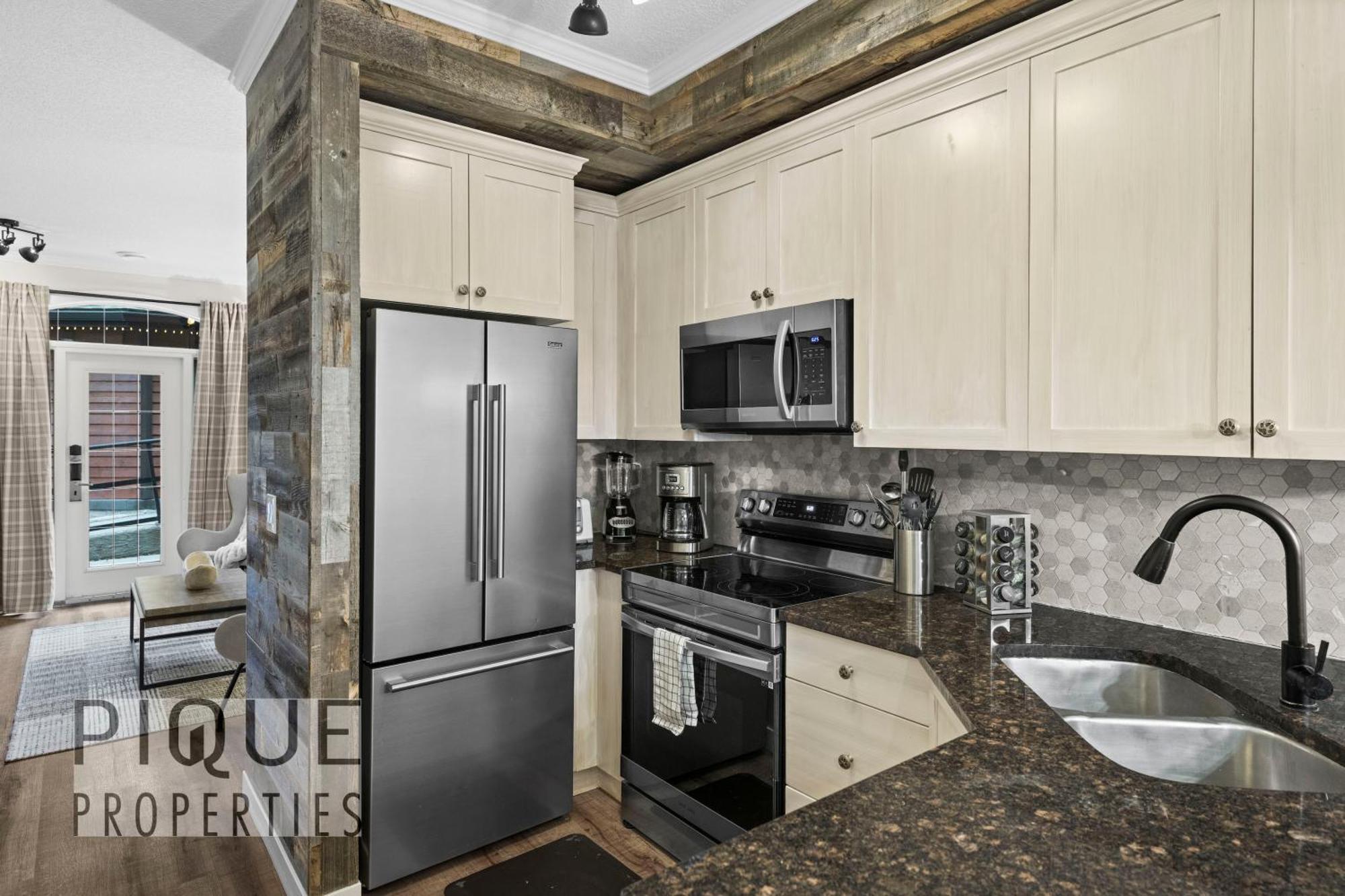 Mystic Mountain Chalet, Heated Outdoor Pool & Hot Tub, Free Parking, Fast Wifi! Canmore Exterior photo