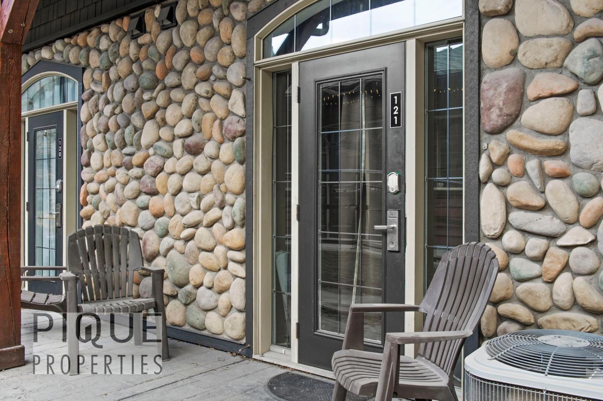 Mystic Mountain Chalet, Heated Outdoor Pool & Hot Tub, Free Parking, Fast Wifi! Canmore Exterior photo