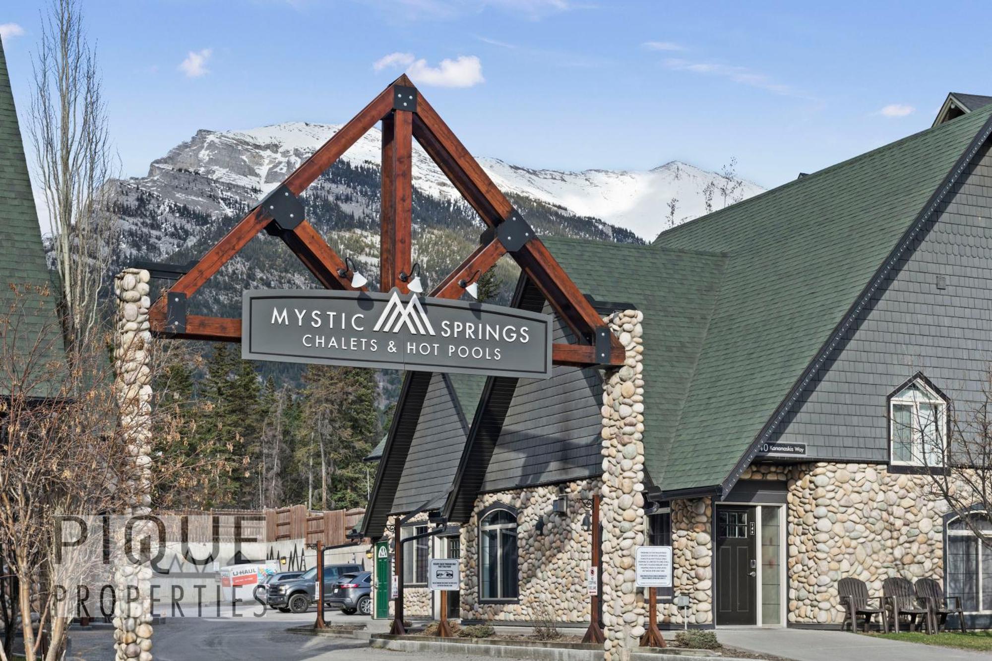 Mystic Mountain Chalet, Heated Outdoor Pool & Hot Tub, Free Parking, Fast Wifi! Canmore Exterior photo