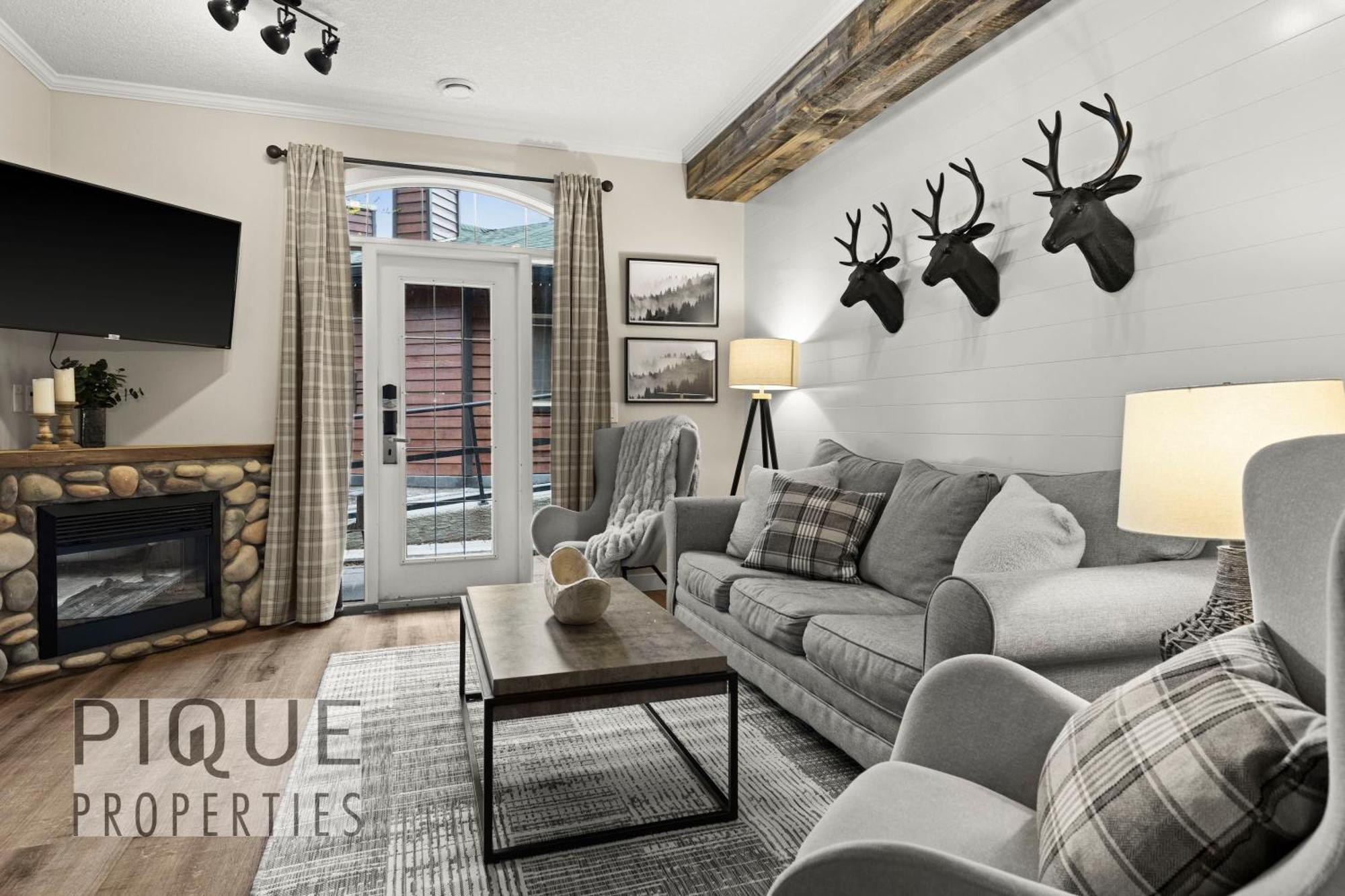 Mystic Mountain Chalet, Heated Outdoor Pool & Hot Tub, Free Parking, Fast Wifi! Canmore Exterior photo