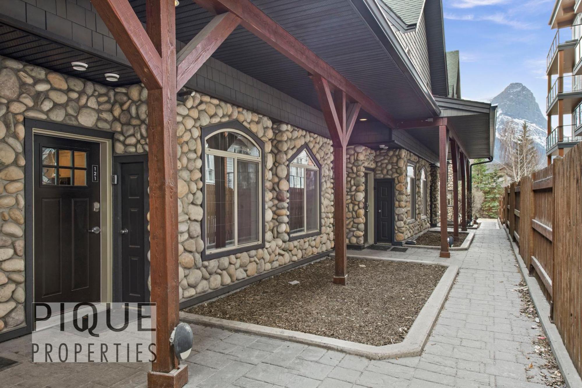 Mystic Mountain Chalet, Heated Outdoor Pool & Hot Tub, Free Parking, Fast Wifi! Canmore Exterior photo